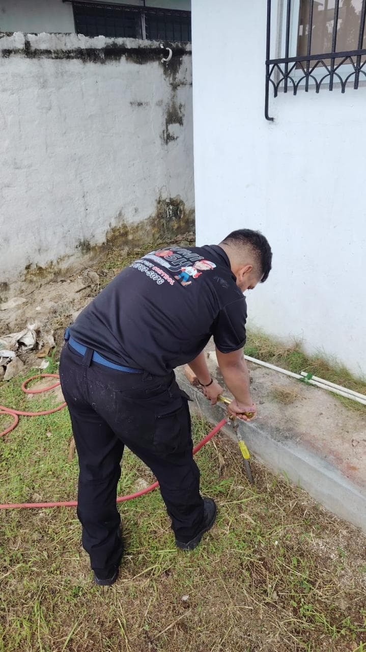 Técnico FUMIMOSH aplicando tratamiento perimetral en una residencia
