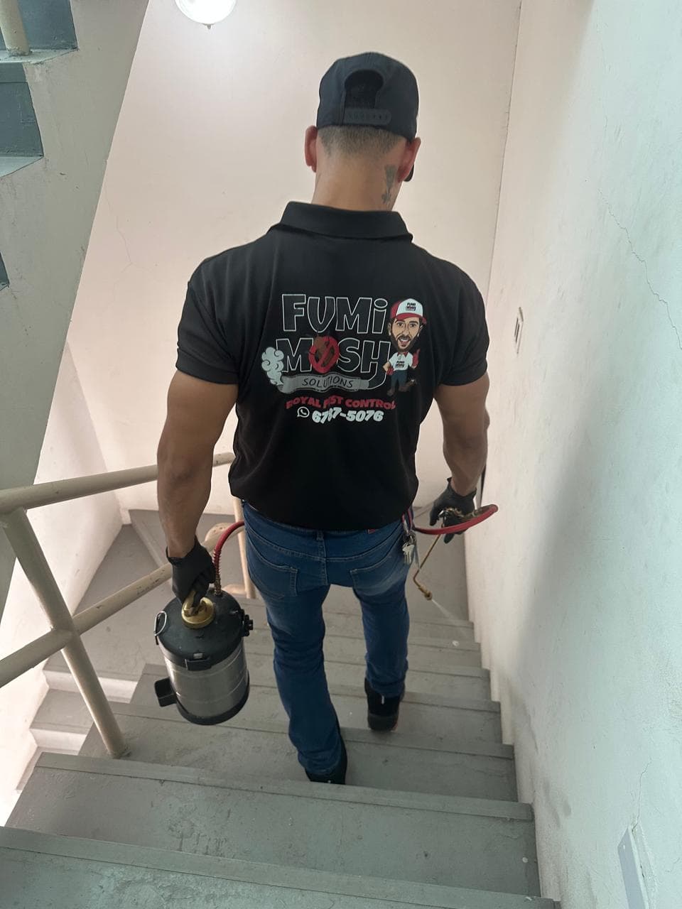 Técnico FUMIMOSH con equipo presurizado en un edificio